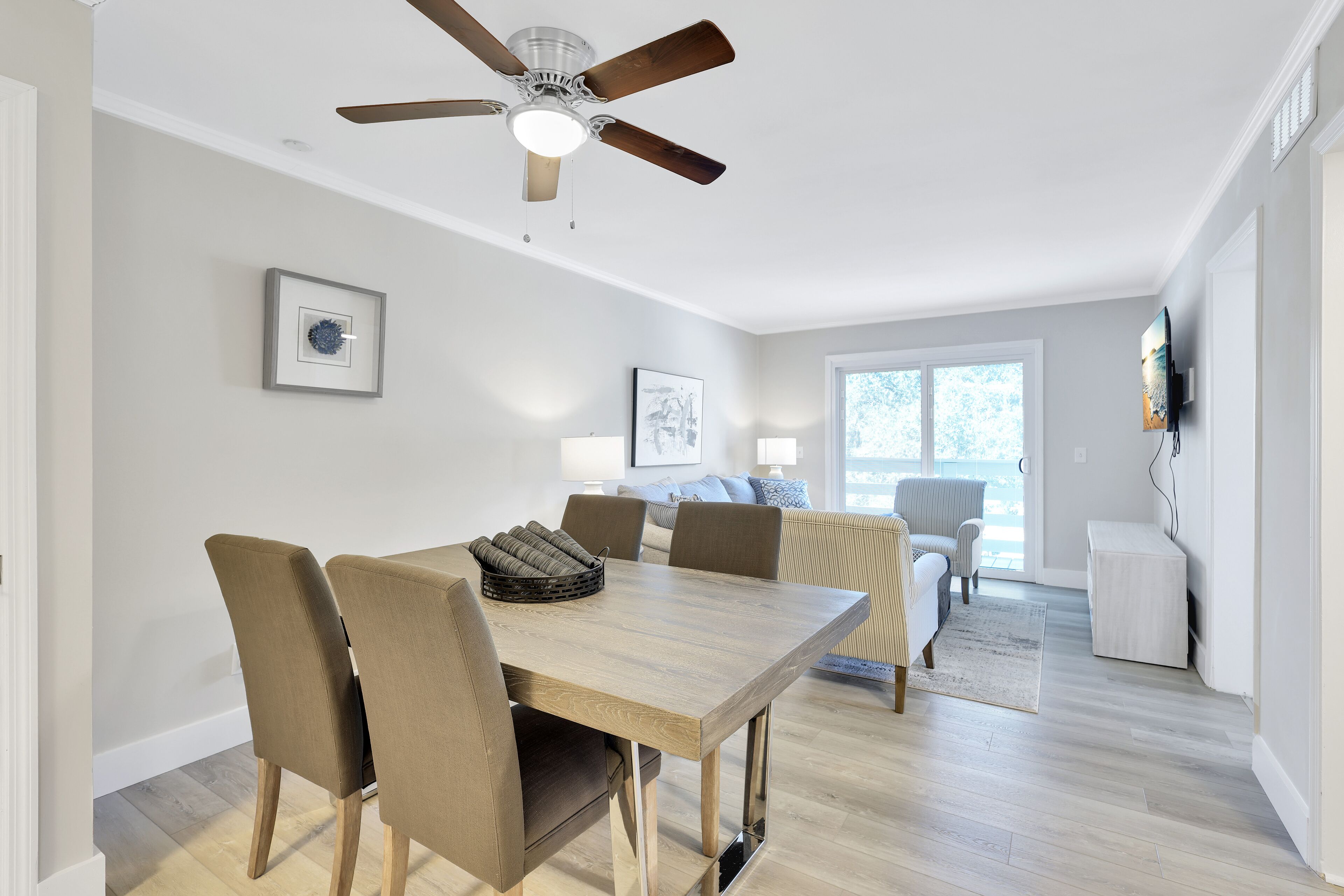 .5 Mile to Beach 2 bd condo / pool Free parking