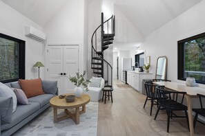Un interior moderno con sala de estar, comedor y cocina.