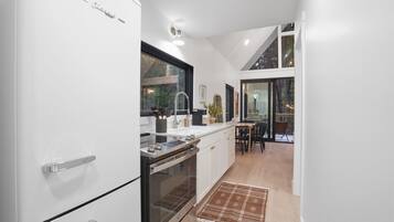 Réfrigérateur, micro-ondes, four, plaque de cuisson