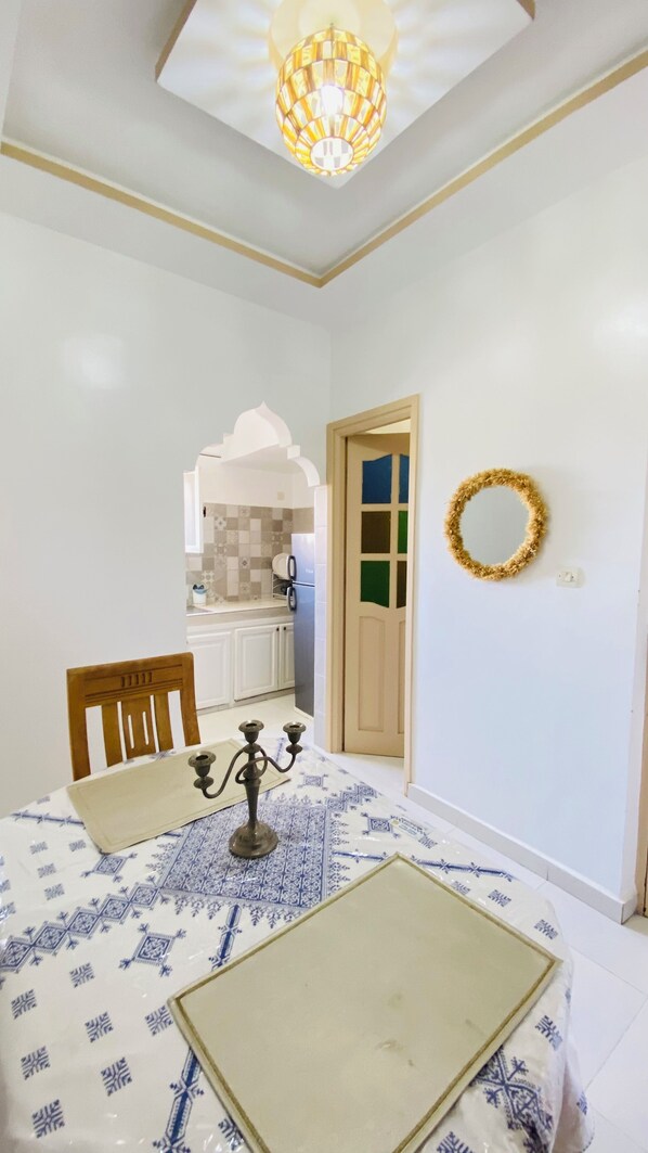 Kühlschrank, Ofen, Wasserkocher mit Kaffee-/Teezubehör