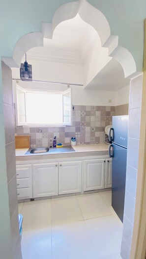 Kühlschrank, Ofen, Wasserkocher mit Kaffee-/Teezubehör