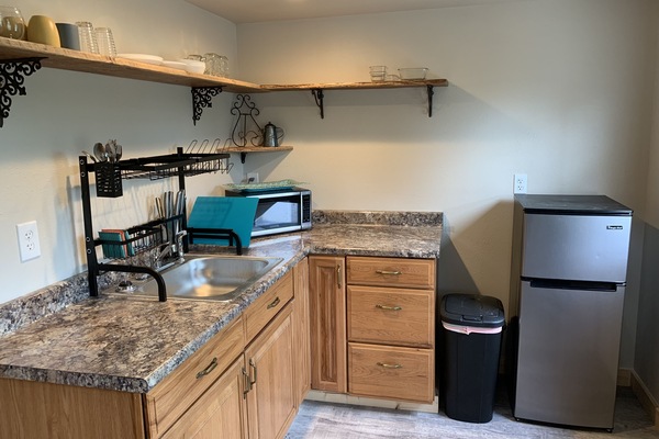 Réfrigérateur, micro-ondes, cafetière/bouilloire, bouilloire électrique