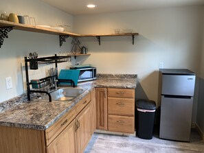 Kjøleskap, mikrobølgeovn, kaffetrakter/tekoker og vannkoker