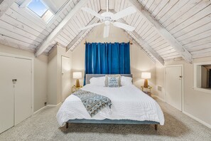 3 habitaciones, escritorio y tabla de planchar con plancha 