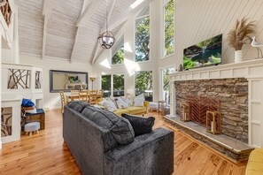 TV connectée, cheminée, baby-foot