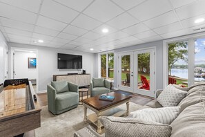 TV connectée, cheminée, jeux vidéo, baby-foot