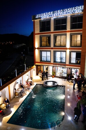 En säsongsöppen utomhuspool