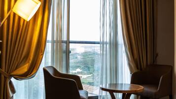 Senior Suite, Multiple Beds | Living area