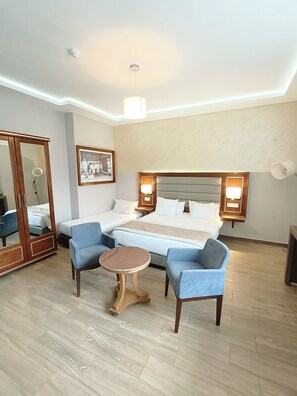 Tremannsrom – standard, flere senger | Sengetøy av topp kvalitet, senger med Select Comfort-madrass og minibar