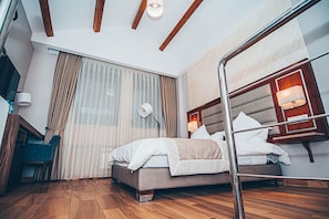 Duplex tradicional, 2 camas de casal | Roupas de cama premium, camas Select Comfort, frigobar