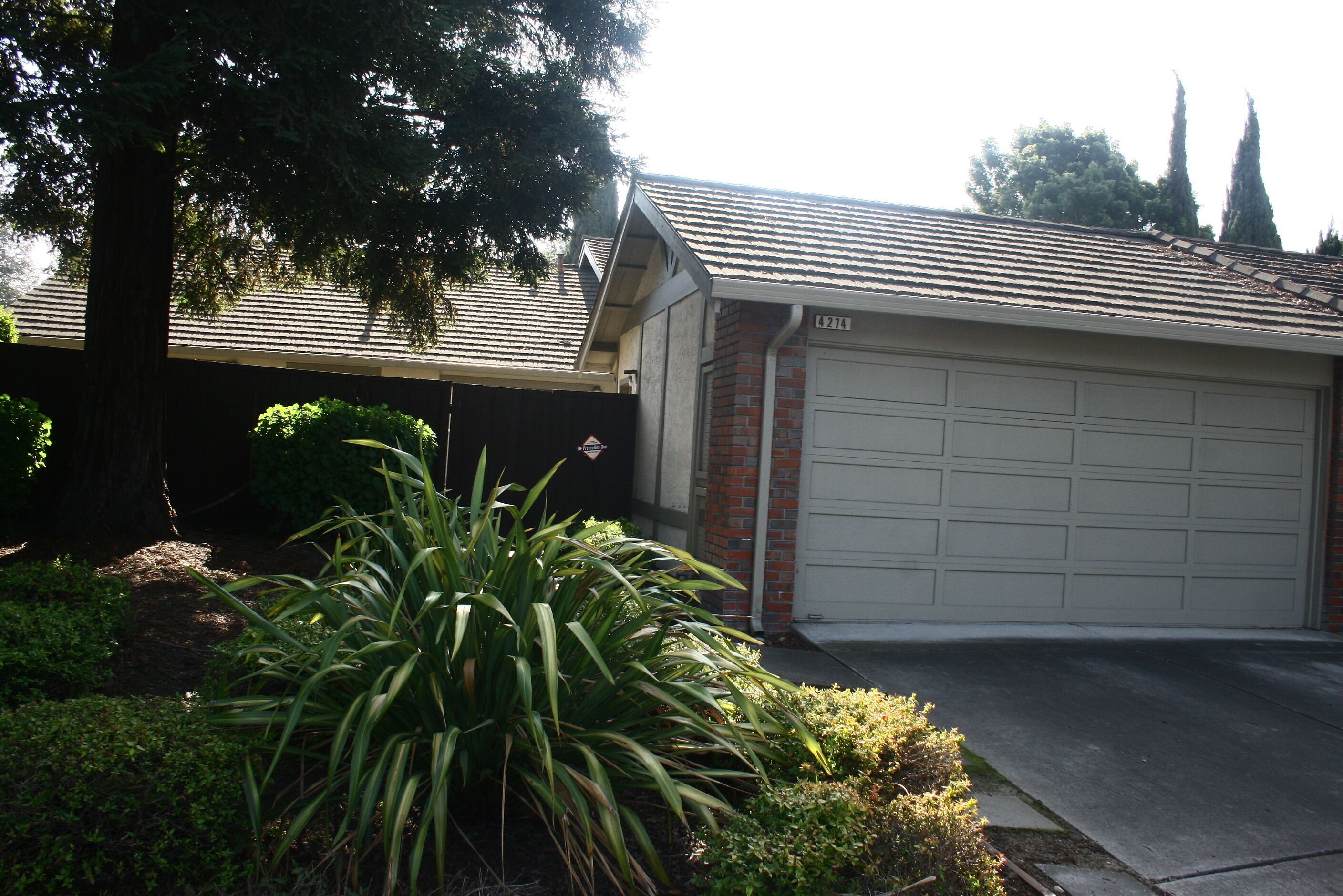 A personal oasis! A single story home in a resort with spacious rooms and yard !