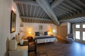 11 bedrooms, iron/ironing board, WiFi, bed sheets