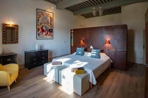11 bedrooms, iron/ironing board, WiFi, bed sheets