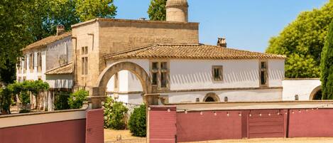 Un edificio tradicional con techo de tejas, una cúpula y una entrada en arco.
