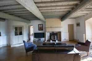 Televisión, chimenea, mesa de ping pong