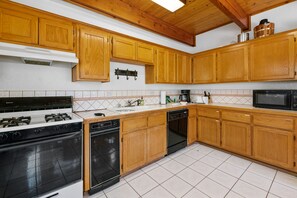 Private kitchen - Little Bear Lodge (Big Bear City)