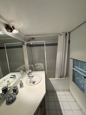 Hiustenkuivaaja, pyyhkeet, saippua, vessapaperi
