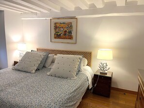 1 slaapkamer, een strijkplank/strijkijzer, gratis wifi, beddengoed