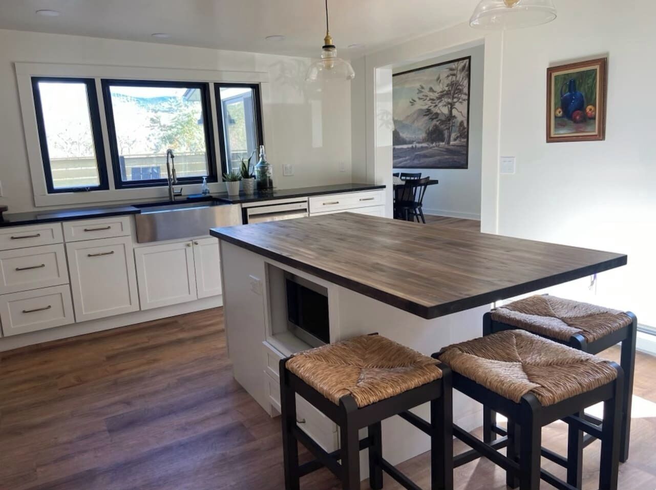 A thoughtfully outfitted chef’s kitchen, complete with a center island offering extra seating for relaxed, easy gatherings.