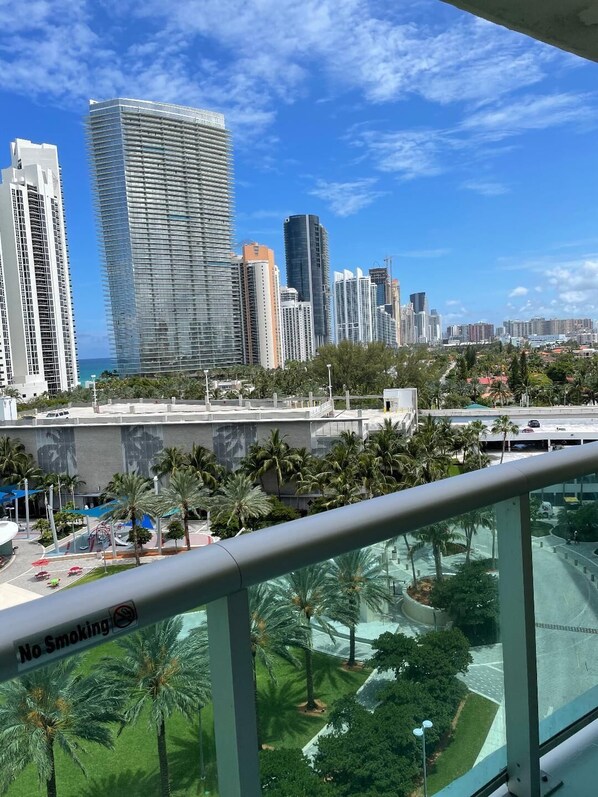 Property grounds - Amazing Ocean View Condo, 3 minutes from the beach,2BDR/2BATH + Den (Sunny Isles Beach)