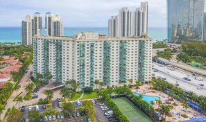 Exterior - Amazing Ocean View Condo, 3 minutes from the beach,2BDR/2BATH + Den (Sunny Isles Beach)