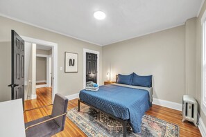 4 slaapkamers, een bureau, een strijkplank/strijkijzer, reisbedje