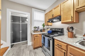 Kjøleskap, mikrobølgeovn, ovn og kokeplater