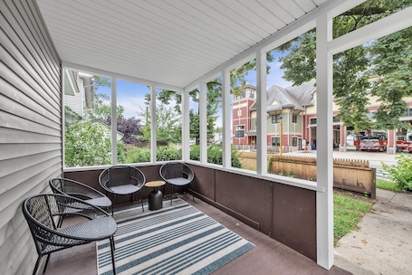 Terrace/patio. Beautiful 4BR 2 Bathroom House with Parking