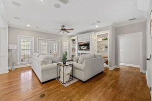 TV - Serene Smart Home, Big Backyard, PET FRIENDLY! (Tallahassee)