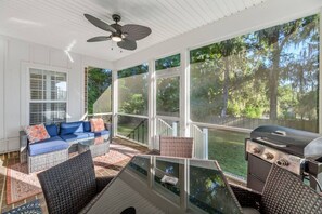 Outdoor dining - Serene Smart Home, Big Backyard, PET FRIENDLY! (Tallahassee)