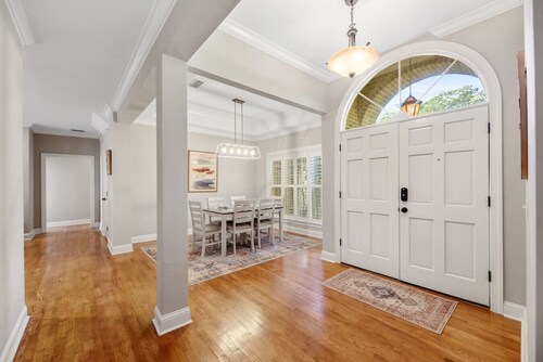 Serene Smart Home, Big Backyard, PET FRIENDLY!