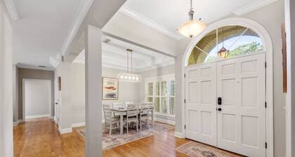 Serene Smart Home, Big Backyard, PET FRIENDLY!