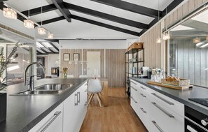 Frigorífico, placa de cocina, lavavajillas y cafetera o tetera