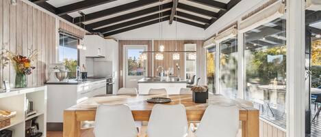 Kjøleskap, kokeplater, oppvaskmaskin og kaffetrakter/tekoker