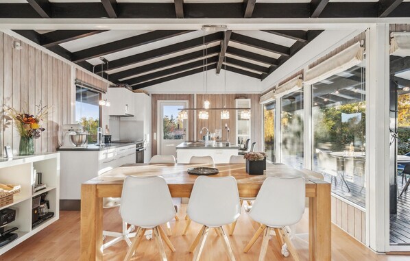 Frigorífico, placa de cocina, lavavajillas y cafetera o tetera