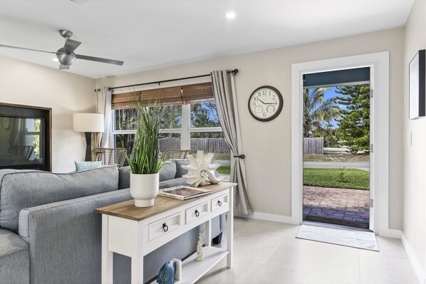 Smart TV, libros, videoteca y estéreo 