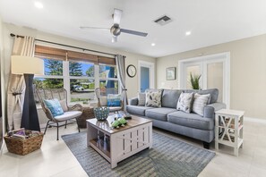 Smart TV, libros, videoteca y estéreo 