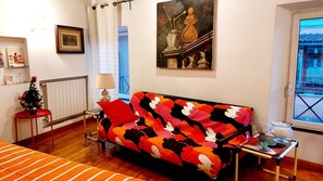 1 habitación, tabla de planchar con plancha y cuna de viaje 