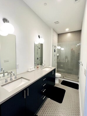 Een haardroger, handdoeken, zeep, shampoo