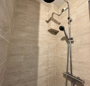 Douche, sèche-cheveux, serviettes fournies