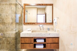 Dusche, kostenlose Toilettenartikel, Handtücher
