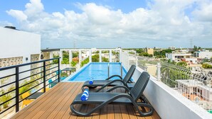 A rooftop pool with lounge chairs and a wooden deck. - Zamia Hotel Boutique (Playa del Carmen)