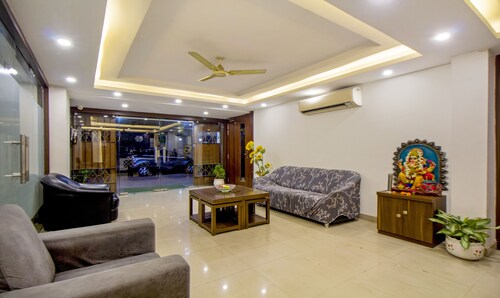 Treebo Royal Orbit, Metropoliton