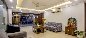 Treebo Royal Orbit, Metropoliton