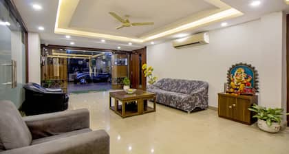 Treebo Royal Orbit, Metropoliton