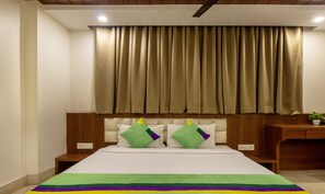 Quarto casal premium, para não fumantes | Cofres nos quartos, ferros/tábuas de passar roupa, roupa de cama