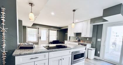 *NEW -25ft to Beach, 2br. Oceanviews.Pool.Hot Tub