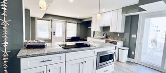 *NEW -25ft to Beach, 2br. Oceanviews.Pool.Hot Tub