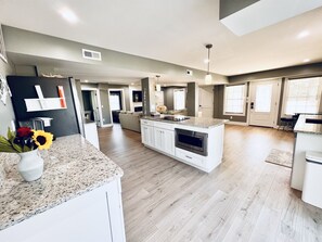 Kühlschrank, Mikrowelle, Herdplatte, Geschirrspüler