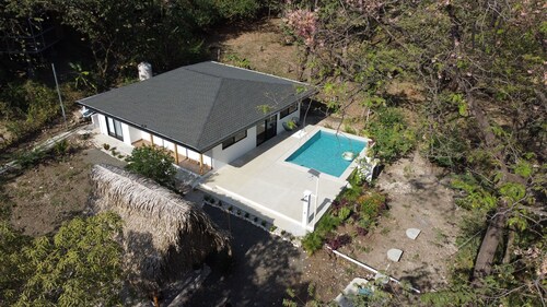 Casita Pura Vida: Newly Remodeled Home - 5 minute drive from local beaches!